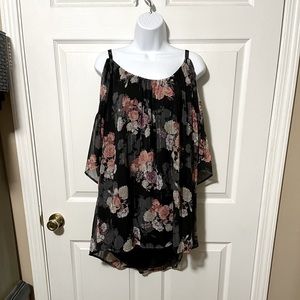 Torrid 4 NWT gauze cold shoulder floral top